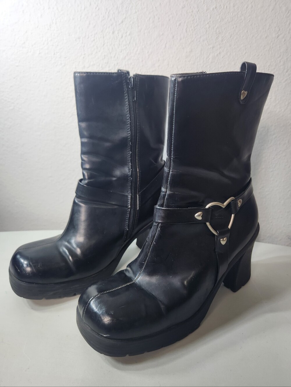 Lower East Side |8| VTG Y2K Black Chunky Platform Boots w/Heart Harness Detail